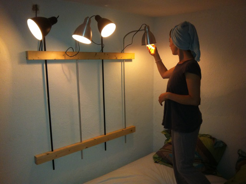 Lamp In Slaapkamer : lampen afgezaagd en gefixeerd in twee houten balken een schakelaar in Lamp In Slaapkamer : lampen afgezaagd en gefixeerd in twee houten balken een schakelaar in